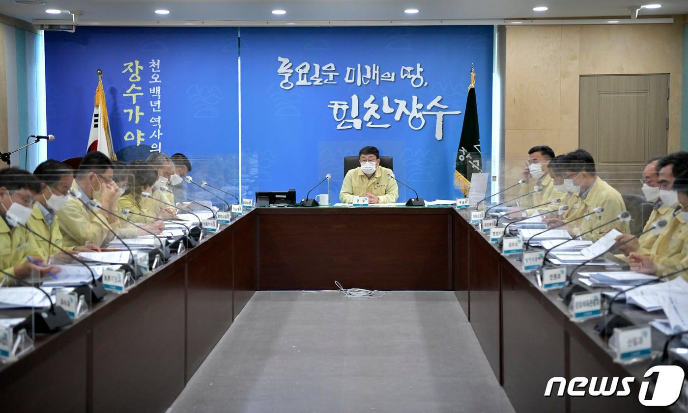 본문 이미지 - 장수군이 14일 군청 회의실에서 장영수 군수 주재로 부서장 등 20여명이 참석한 가운데 '2022년 국가예산 등 부처 및 전북도 2차 대응상황' 보고회를 개최하고 있다(장수군 제공)2021.6.14/뉴스1