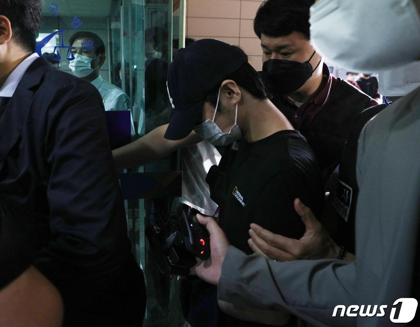 본문 이미지 - 마포 오피스텔에서 친구를 숨지게 한 혐의를 받는 20대 남성 B씨가 15일 오전 서울 마포구 서울서부지방법원에서 열린 구속 전 피의자심문(영장실질심사)에 출석하고 있다.  2021.6.15/뉴스1 ⓒ News1 신웅수 기자