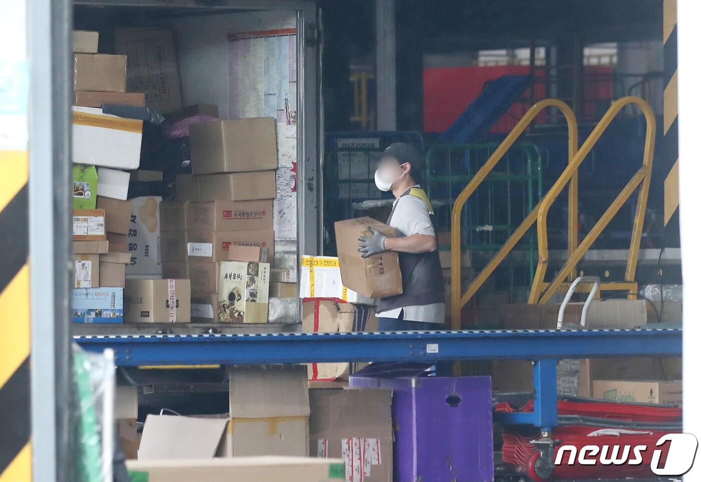 본문 이미지 - 전국택배노조 무기한 파업 일주일째인 15일 오전 서울의 한 택배 물류센터에서 직원이 물건을 정리하고 있다. 2021.6.15/뉴스1 ⓒ News1 임세영 기자