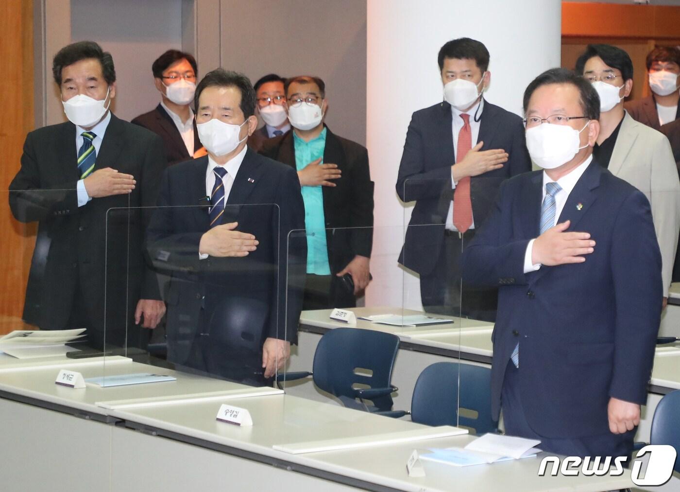 본문 이미지 - 김부겸 전 국무총리 등이 15일 서울 마포구 연세대 김대중도서관에서 열린 6·15 남북정상회담 21주년 기념식에서 국기에 경례를 하고 있다. 앞줄 왼쪽부터 이낙연 더불어민주당 전 대표, 정세균 전 국무총리, 김부겸 총리.2021.6.15/뉴스1 ⓒ News1 송원영 기자