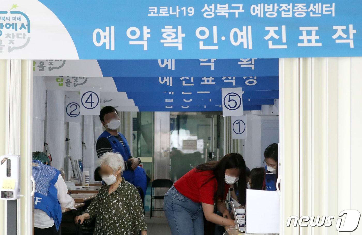 본문 이미지 - 시민들이 15일 서울 성북구 코로나19예방접종센터에서 백신을 맞기 위해 예진표를 작성하고 있다. 이날 국내 '코로나19' 1차 예방접종자가 오후 2시30분 기준으로 1300만명을 넘어섰다. 정부의 목표 기한인 6월말보다 보름정도 앞당겨진 상황이다. 한편 30세 미만 사회필수인력 접종시작됐다. 2021.6.15/뉴스1 ⓒ News1 김명섭 기자