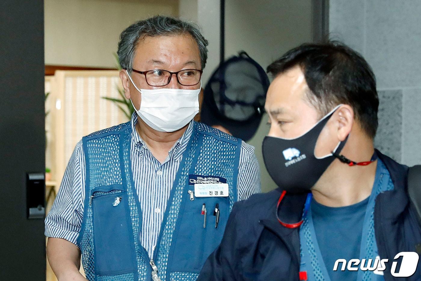 본문 이미지 - 진경호 전국택배노동조합 위원장(왼쪽)이 6월15일 서울 여의도 국회 의원회관에서 사회적 합의기구 회의를 마치고 회의장을 나서고 있다. 2021.6.15/뉴스1 ⓒ News1 구윤성 기자