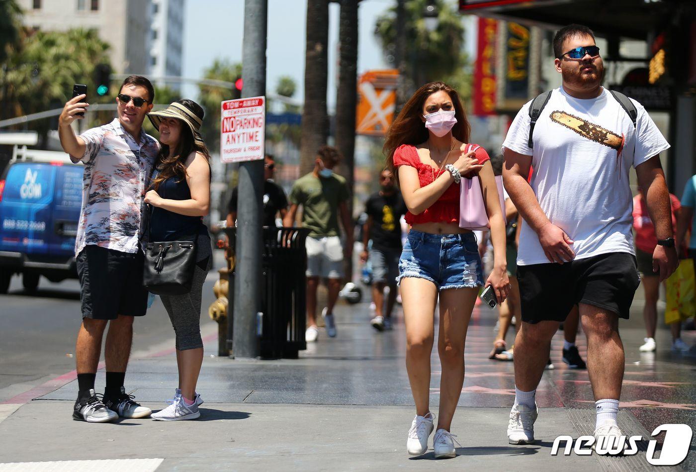 미국 캘리포니아주의 로스앤젤레스시는 이달 15일 실내 마스크 착용 의무화를 해제하는 등 거리 두기 지침을 대폭 완화했지만, 최근 델타 변이 확산에 따라 다시 마스크 착용을 권고하고 나섰다. 사진은 마스크 착용 의무화가 해제됐던 지난 15일 헐리우드 거리 모습.  ⓒ AFP=뉴스1