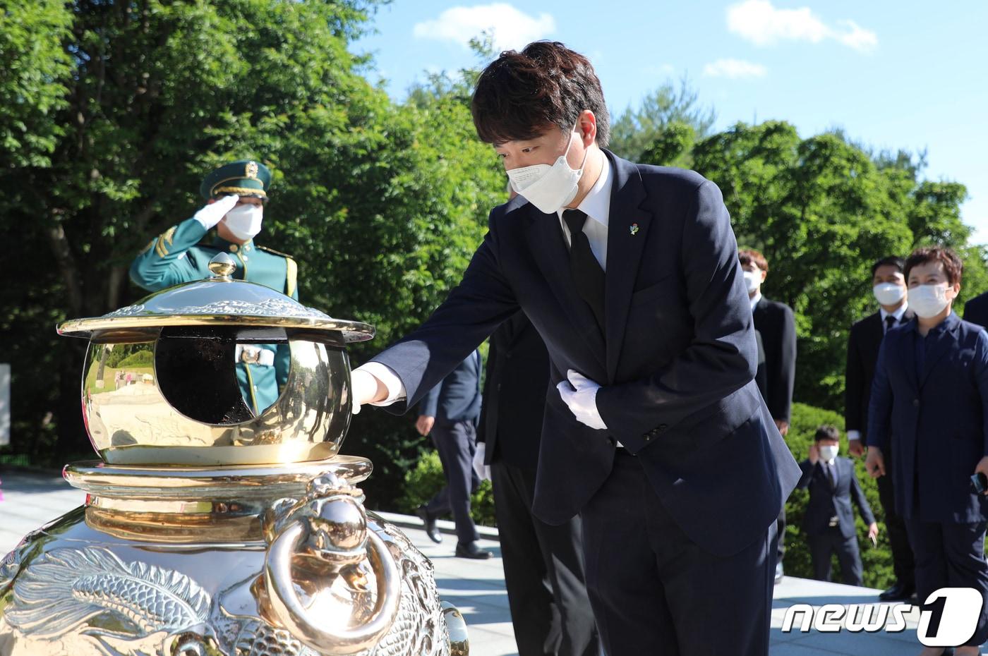 이준석 국민의힘 대표가 16일 오전 서울 동작구 국립현충원에서 고 박정희 대통령 묘역을 참배하며 분향하고 있다. 2021.6.16/뉴스1 ⓒ News1 국회사진취재단