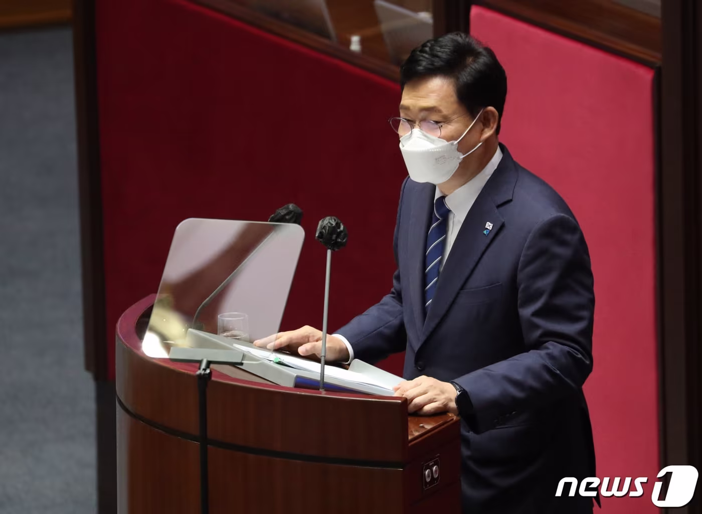 본문 이미지 - 송영길 더불어민주당 대표가 16일 오전 서울 여의도 국회에서 열린 본회의에서 교섭단체대표연설을 하고 있다. 송 대표는 이날 연설에서 청년 특임장관 제안과 함께 강력한 주택 공급대책 조기 실현, 코로나19 백신 자체 개발 지원, 검찰개혁, 미디어 환경 혁신을 약속했다. 2021.6.16/뉴스1 ⓒ News1 구윤성 기자