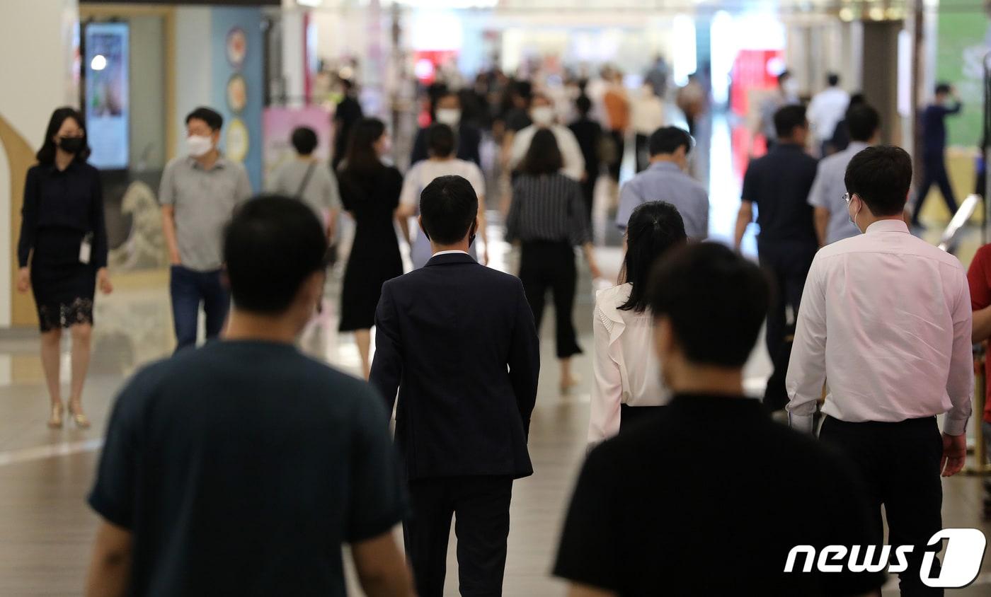 본문 이미지 - 국회에서 대체공휴일 적용 범위 확대 논의가 진행되고 있는 가운데 대전·충남지역에서는 다양한 반응들이 나오고 있다. 작인등른 휴일이 늘어나는 만큼 대환영하고 있지만 비정규직 등 일부 계층들은 '남의 일'처럼 느껴진다는 목소리다.  산업계 역시 유통업체 등을 환영하는 분위기지만 영세 중소기업들은 주52시간제 이어 대체공휴일 확대는 중소기업 말살 정책이라며 강하게 반발하고 있다.ⓒ News1 