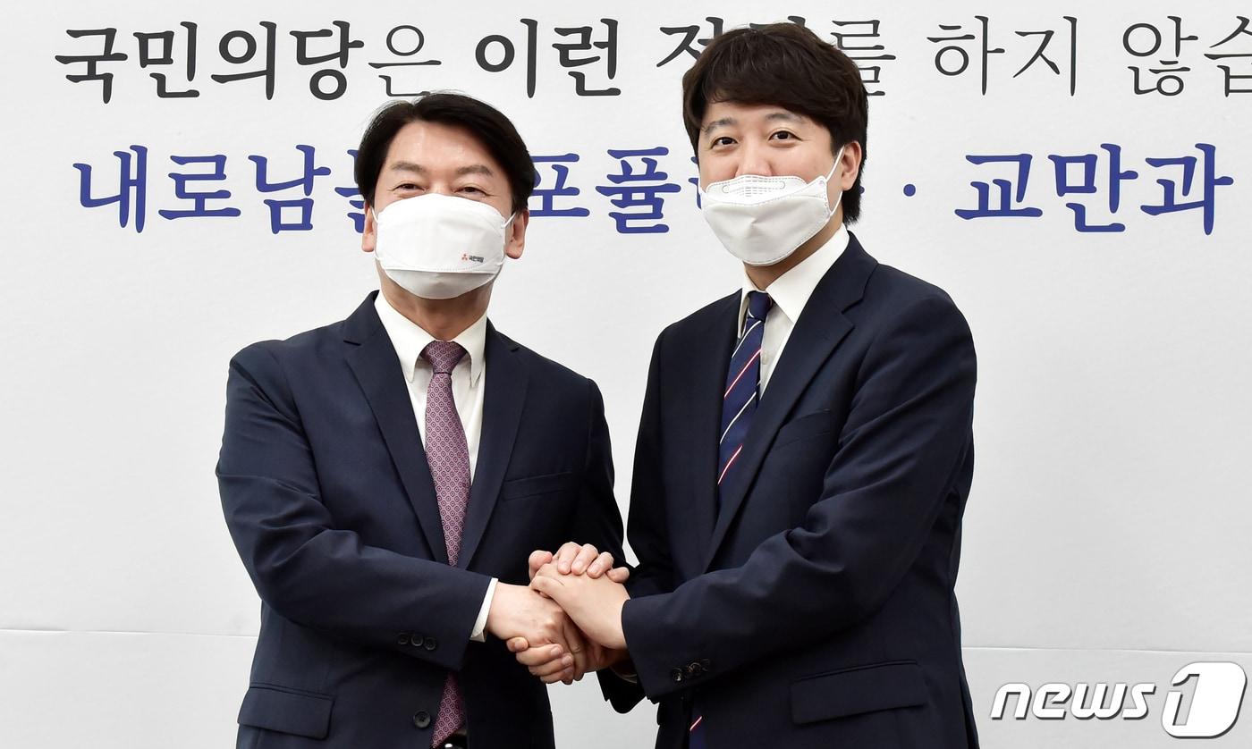 본문 이미지 - 안철수 국민의당 대표가 지난 16일 서울 여의도 국회에서 이준석 국민의힘 대표를 접견하며 손을 맞잡은 채 기념촬영을 하고 있다. 2021.6.16/뉴스1 ⓒ News1 오대일 기자