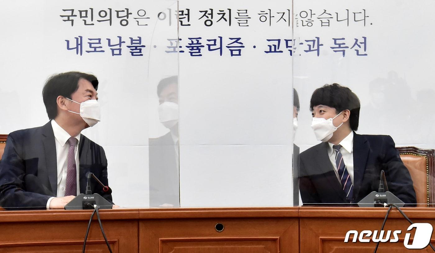 본문 이미지 - 이준석 국민의힘 대표가 지난 16일 오후 서울 여의도 국회에서 안철수 국민의당 대표를 예방해 마주보며 대화하고 있다. 2021.6.21/뉴스1 ⓒ News1 오대일 기자