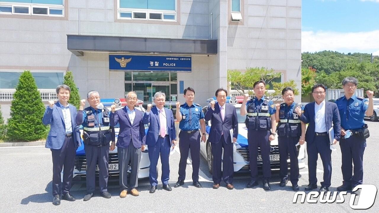 본문 이미지 - 충북자치경찰위원회는 자치경찰제 안정 정착을 위해 각 시군 경찰서와 지구대 등을 찾아 치안현장 의견수렴에 나섰다. (충북도 제공)ⓒ 뉴스1