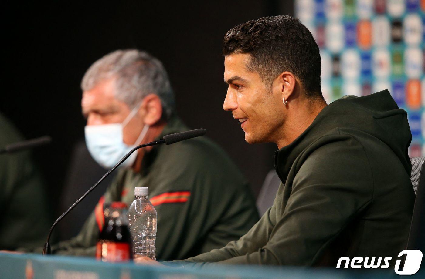 본문 이미지 - 크리스티아누 호날두가 기자회견에서 콜라를 치워버리고 물을 마시라는 메시지를 던졌다. ⓒ AFP=뉴스1