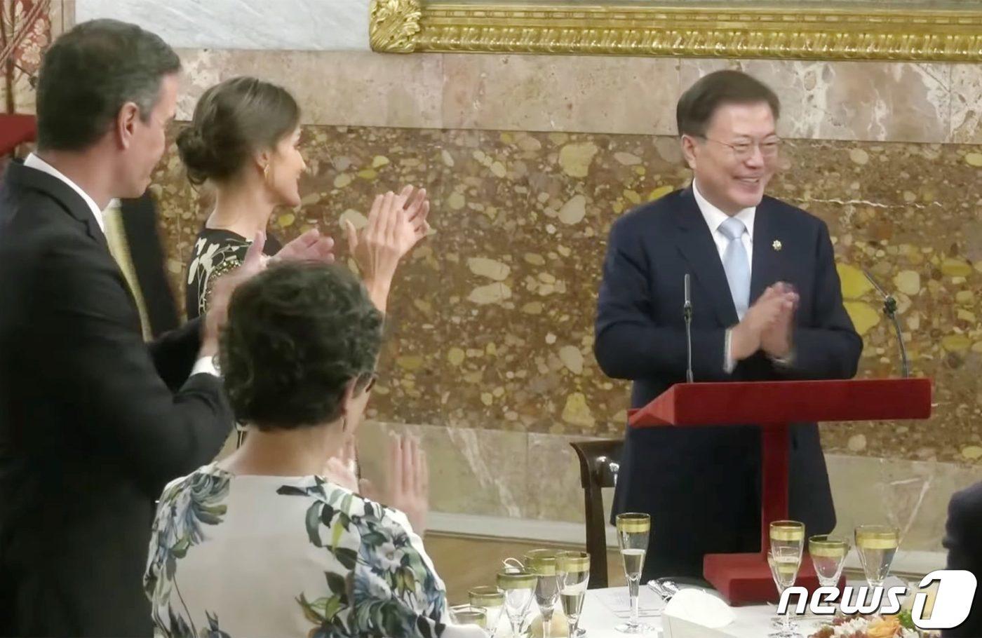 본문 이미지 - 스페인을 국빈 방문 중인 문재인 대통령과 부인 김정숙 여사가 15일(현지시각) 스페인 마드리드 왕궁에서 펠리페 6세 국왕 내외와 만찬을 진행하고 있다. (청와대 페이스북) 2021.6.16/뉴스1