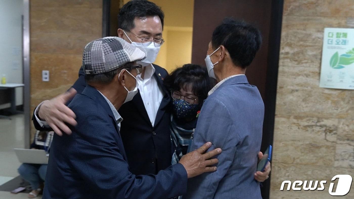 본문 이미지 - 소병철 의원과 여순사건 희생자 유가족들.(소병철 의원실 제공)/뉴스1 ⓒ News1 