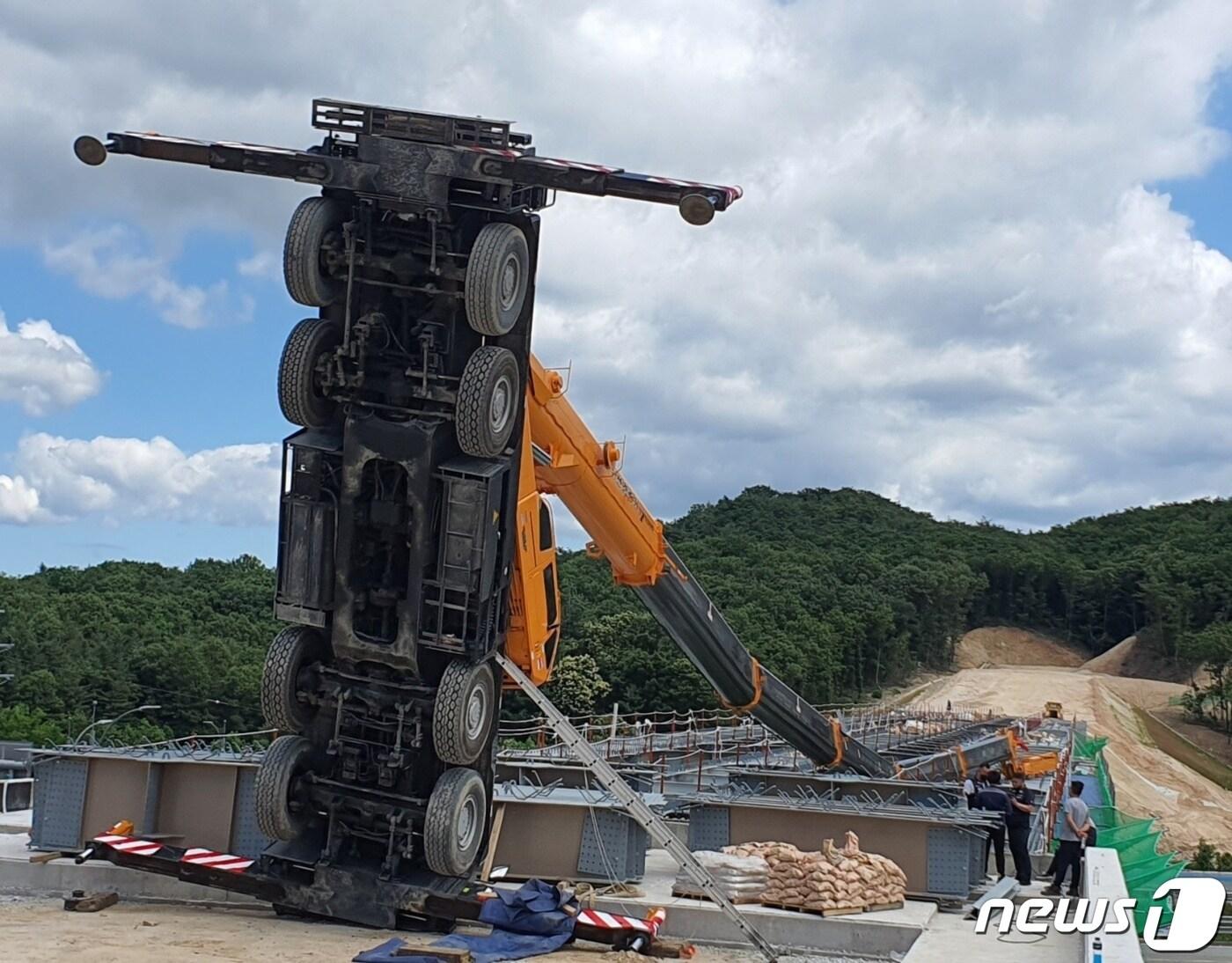 본문 이미지 - 여주 반려동물테마파크 진입도로 공사 현장서 작업 도중 전복된 70톤 크레인.(독자 제공) ⓒ News1  