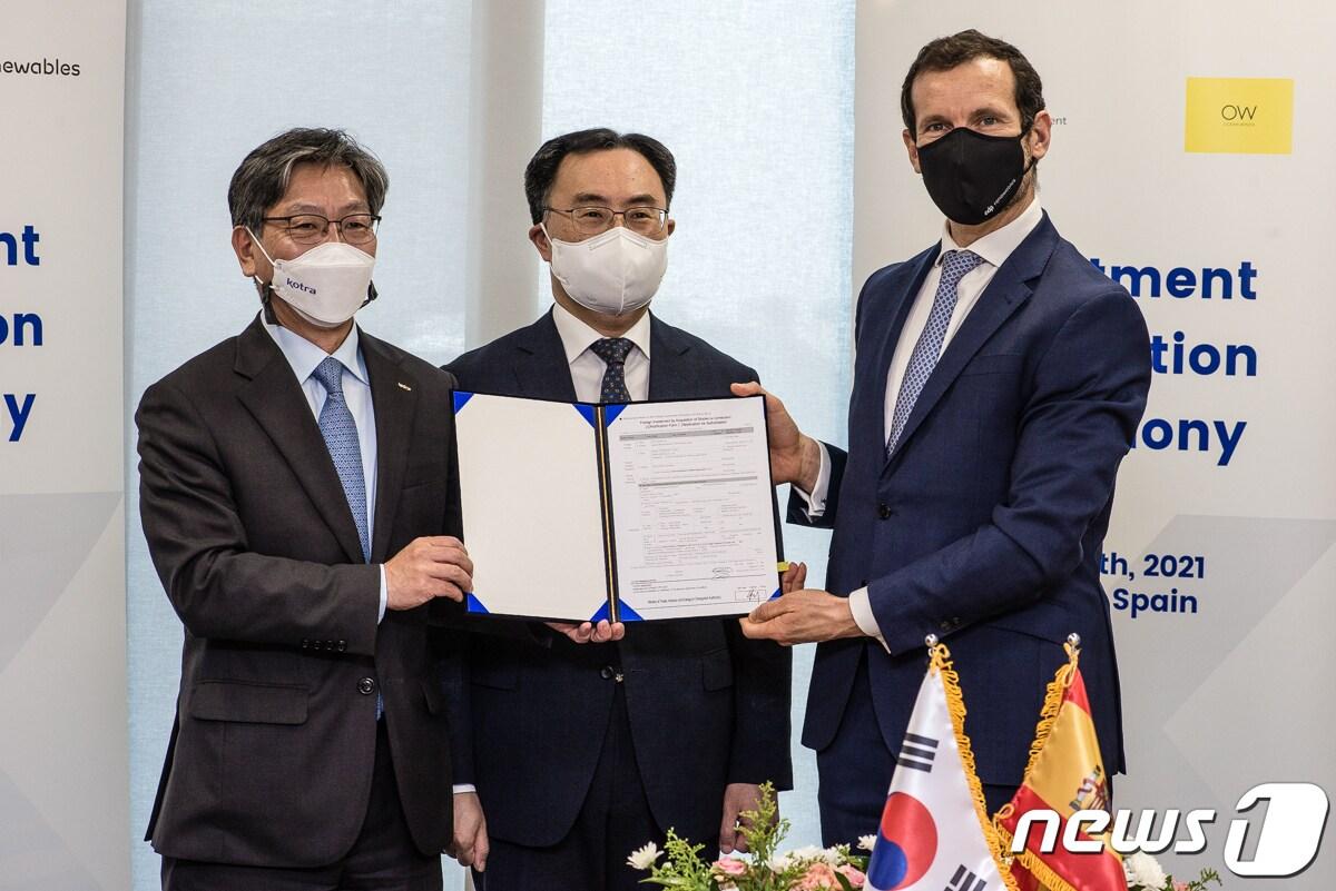 본문 이미지 - KOTRA는 15일(현지시간) EDPR 본사에서 투자신고식을 열었다. 산업통상자원부 문승욱 장관(중앙)이 임석한 가운데, KOTRA 유정열 사장(좌측)과 오션윈즈 CEO 스피리돈 마르티니스가 투자신고서 서명 후 기념 촬영을 하고 있다. (사진제공=코트라) ⓒ 뉴스1