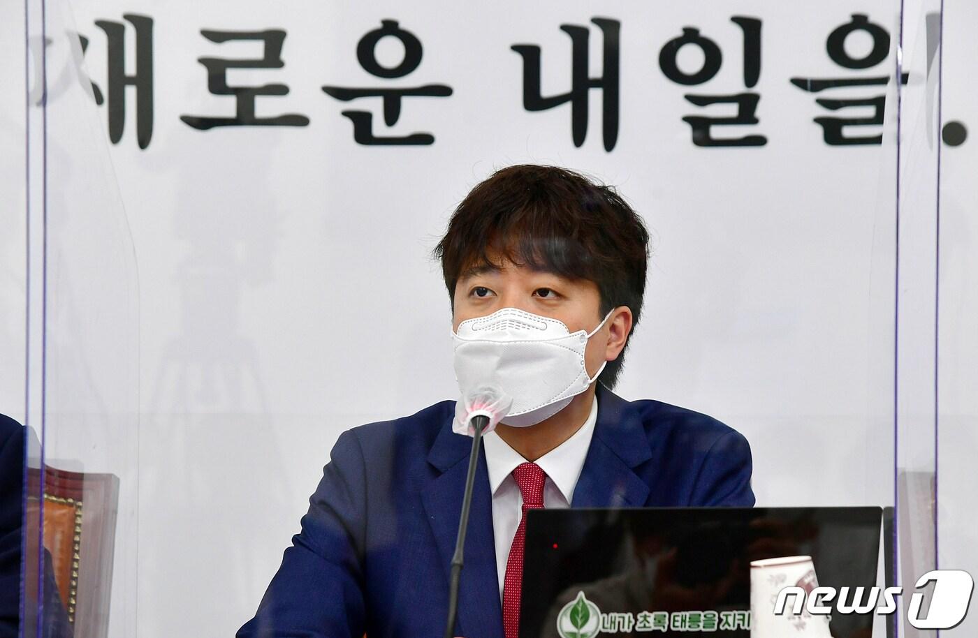 본문 이미지 - 이준석 국민의힘 대표가 17일 오전 국회에서 열린 최고위원회의에서 모두발언을 하고 있다. 2021.6.17/뉴스1 ⓒ News1 오대일 기자