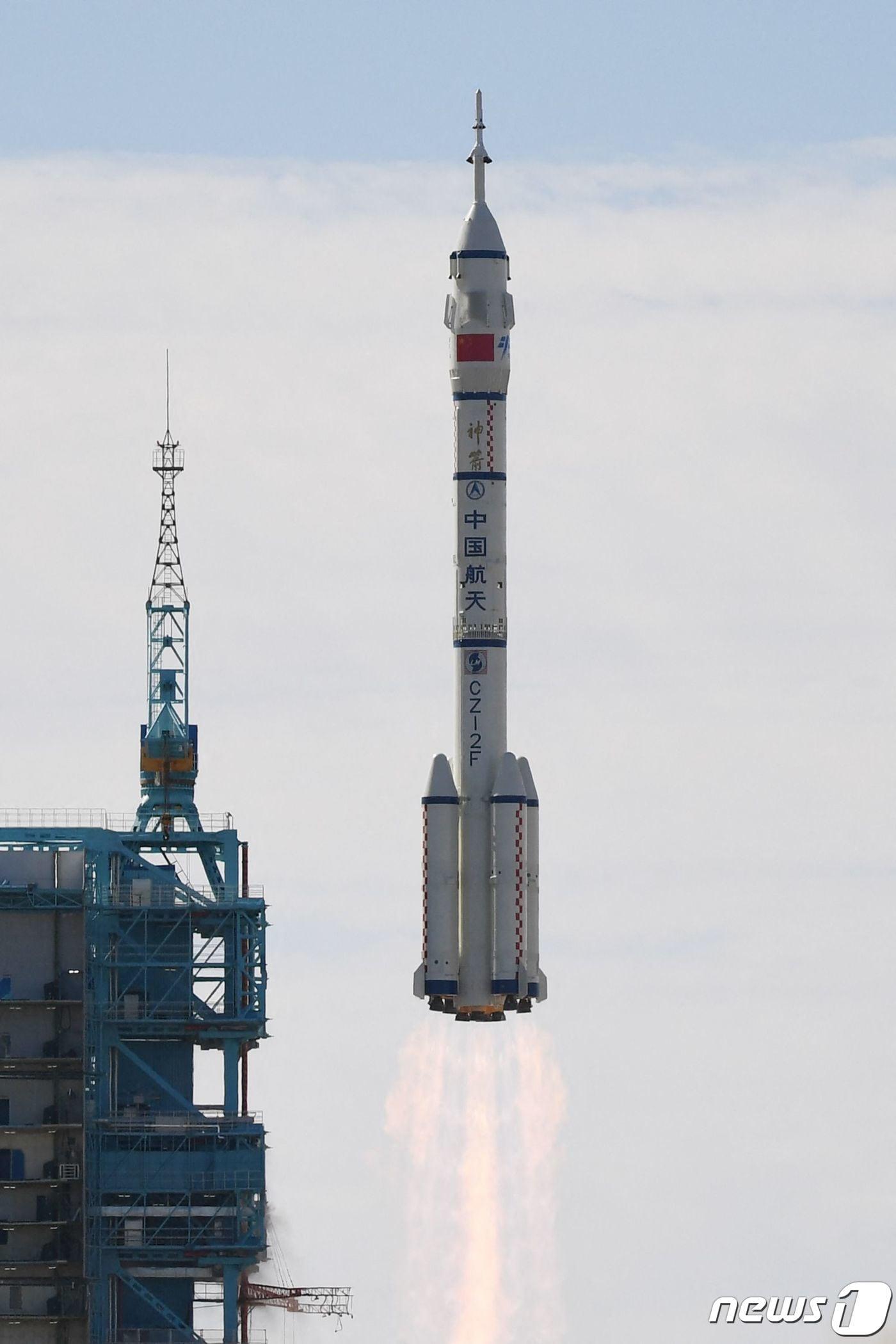 본문 이미지 - 지난 17일(현지시간) 간쑤성 주취안 위성발사센터에서 창정-2F 야오-12 로켓에 실려 유인우주선 선저우 12호가 발사되고 있다. ⓒ AFP=뉴스1 ⓒ News1 우동명 기자