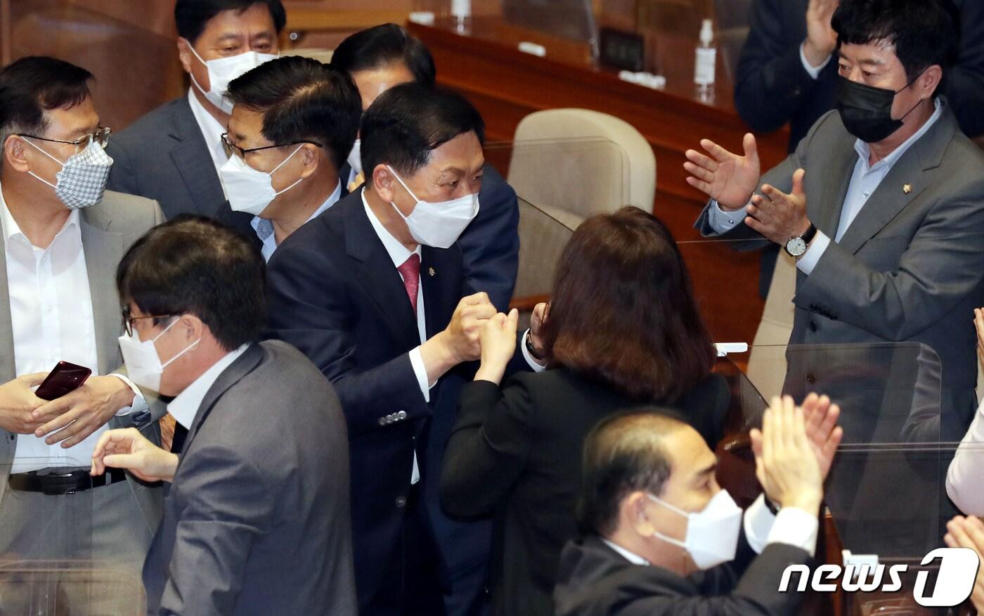 본문 이미지 - 김기현 국민의힘 원내대표가 17일 서울 여의도 국회에서 열린 본회의에서 교섭단체 대표연설을 마친 후 동료 의원들의 축하를 받고 있다. 김 원내대표는 이 자리에서 공정과 민생을 키워드로 한 연설문을 통해 문재인 정부의 일자리, 부동산, 탈원전 정책 등을 강도 높게 비판했다. 2021.6.17/뉴스1 ⓒ News1 오대일 기자