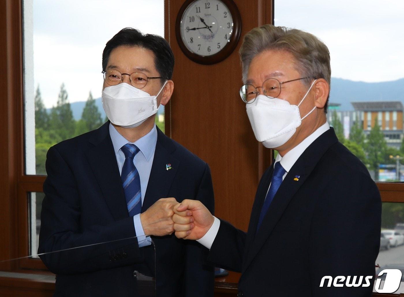 본문 이미지 - 김경수 경남도지사, 이재명 경기도지사가 17일 오전 경남 창원시 의창구 경남도청에서 열린 '경상남도·경기도·경남연구원·경기연구원 공동협력을 위한 정책협약식'에 앞서 주먹인사를 나누고 있다. 2021.6.17/뉴스1 ⓒ News1 여주연 기자