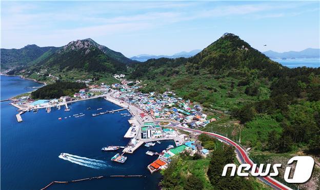 본문 이미지 - 경남 통영시 사량도·장사도·한산도·연화도·욕지도와 거제시 내도·지심도·이수도 등 도내 8개 섬이 행정안전부의 ‘2021년 찾아가고 싶은 33섬’에 선정됐다. 사진은 통영시 사량도 전경.(경남도 제공)2021.6.17 ⓒ 뉴스1
