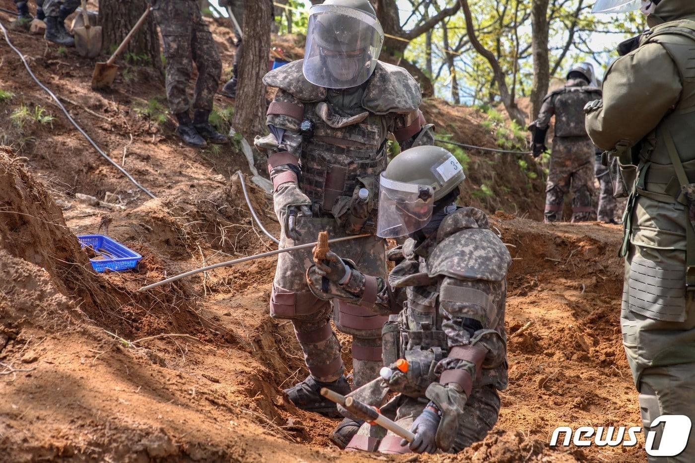 본문 이미지 - 지난달 유해발굴 임무에 나서고 있는 육군 5사단 장병들의 모습. (국방부 제공) 2021.6.17/뉴스1