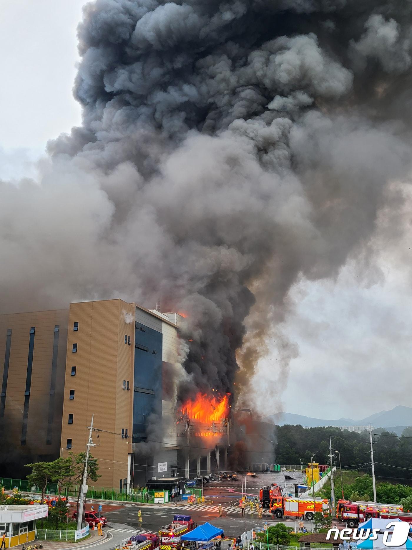 본문 이미지 - 경기도 이천시 마장면에 위치한 쿠팡 덕평 물류센터 화재현장 모습 2021.6.17/뉴스1 ⓒ News1 (DB)