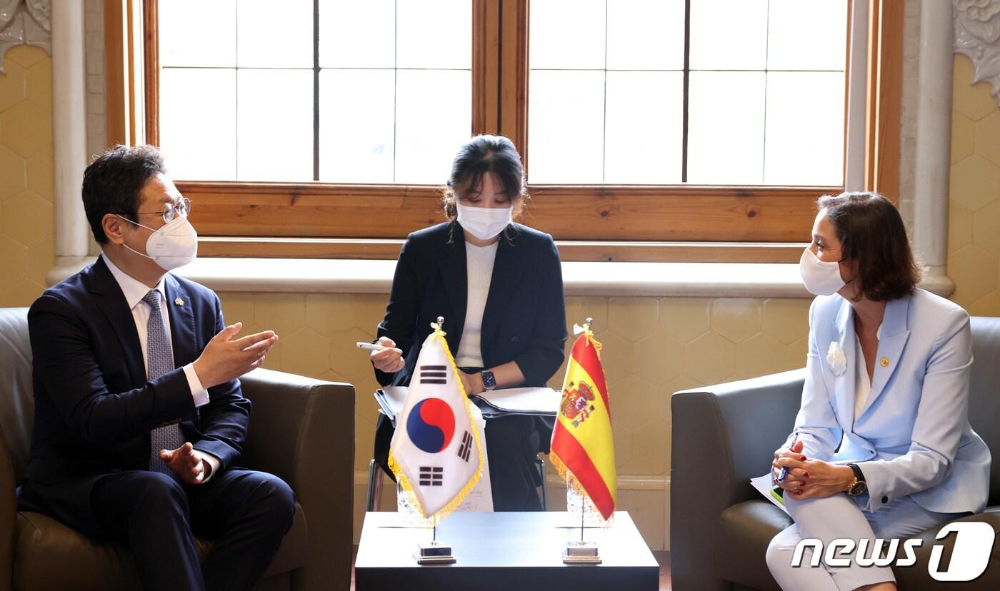 본문 이미지 - 지난 6월17일 황희 문화체육관광부 장관이  스페인 바르셀로나 산파우 병원에서 마리아 레예스 마로토 스페인 산업통상관광부 장관과 양자회담을 하고 있는 모습(문체부 제공) 2021.6.17/뉴스1