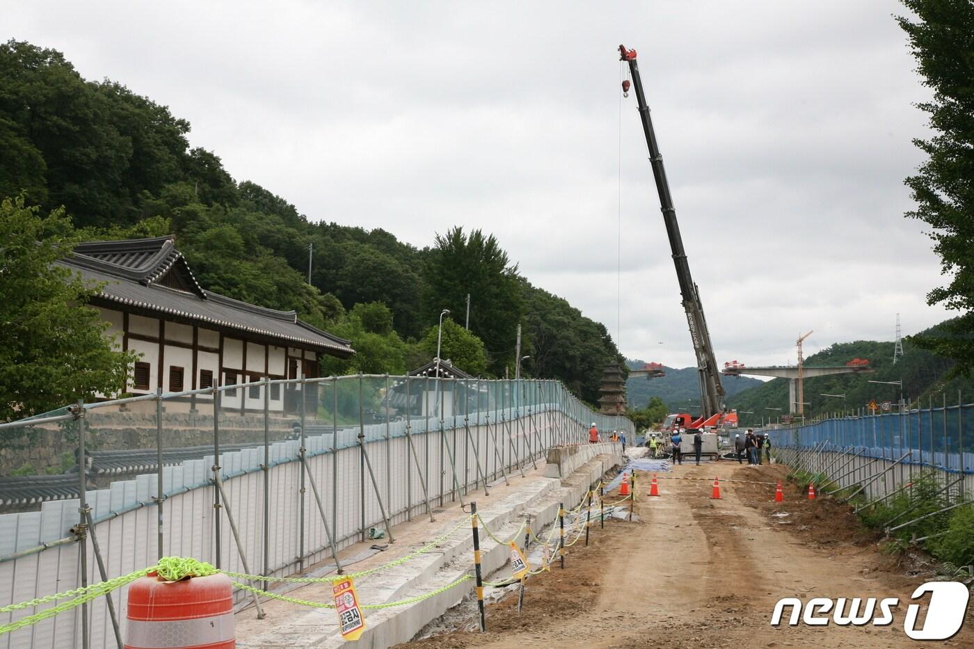 본문 이미지 - 지난 17일 경북 안동 임청각 앞에서 철도 옹벽 철거 작업이 진행되고 있는 모습.(안동시 제공)ⓒ 뉴스1