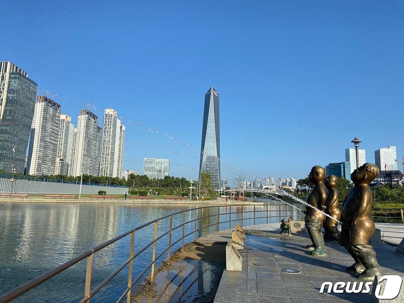 본문 이미지 - 인천 송도 센트럴파크에 설치된 '갯벌 오줌싸개'.(올댓송도 제공)ⓒ 뉴스1