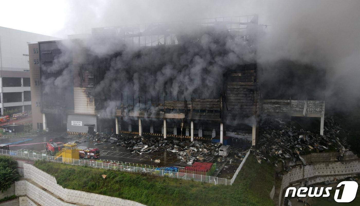 본문 이미지 - 18일 오후 경기도 이천시 마장면에 위치한 쿠팡 덕평물류센터 화재현장에 이틀째 진화작업이 계속되고 있다. 2021.6.18/뉴스1 ⓒ News1 박혜성 기자