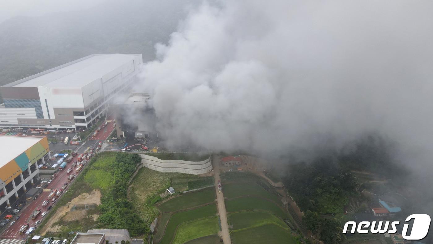 18일 오후 경기도 이천시 마장면에 위치한 쿠팡 덕평물류센터 화재현장에 이틀째 진화작업이 계속되고 있다. 2021.6.18/뉴스1 ⓒ News1 박혜성 기자