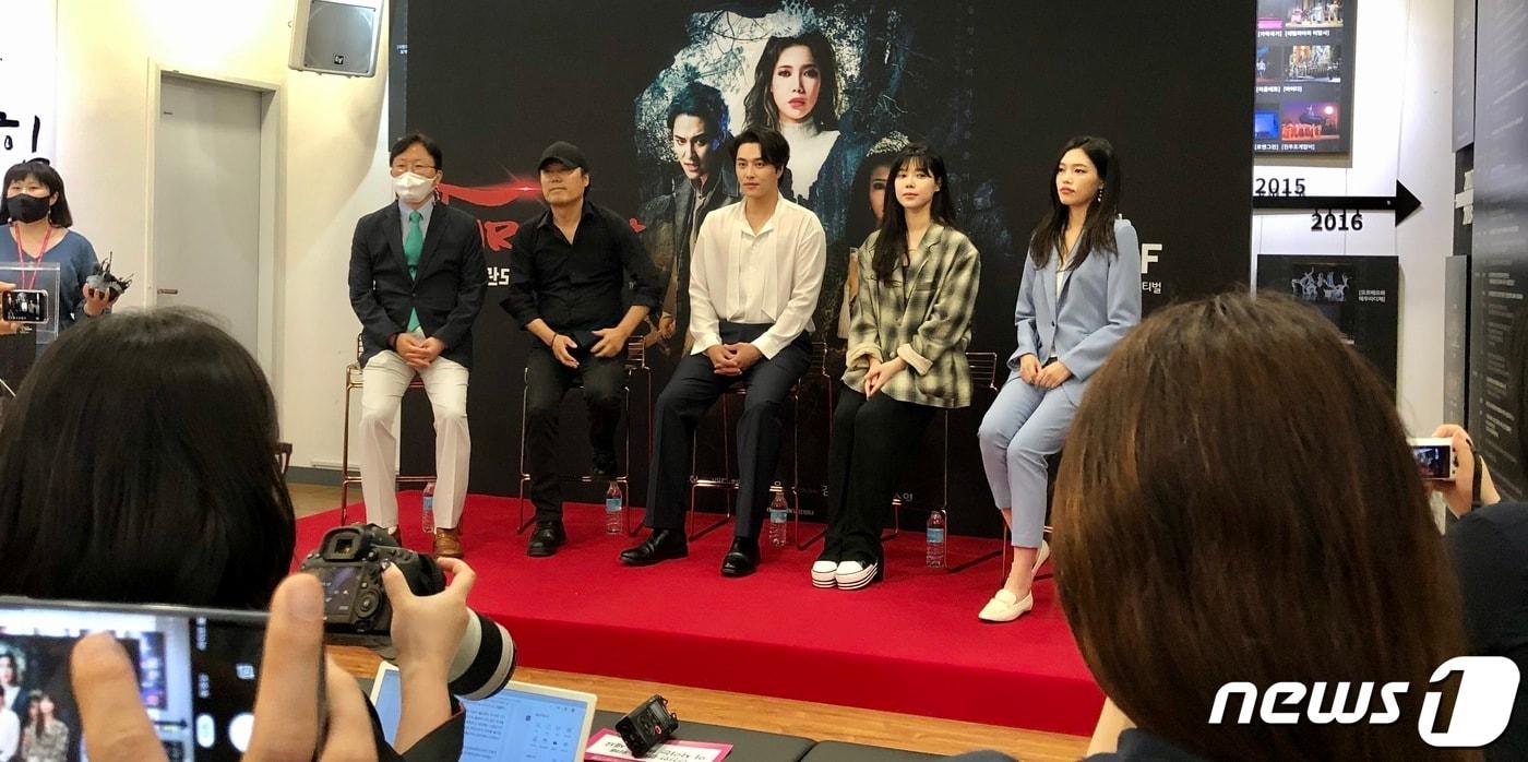 본문 이미지 - 18일 대구오페라하우스에서 개막한 제15회 대구국제뮤지컬페스티벌 현장 기자간담회에 뮤지컬영화 '투란도트-어둠의 왕국' 제작진과 배우, 배성혁 딤프 집행위원장 등이 참석해 취재진과 간담회를 하고 있다. (사진은 기사 내용과 무관함) 2021.6.18 ⓒ 뉴스1 남승렬 기자