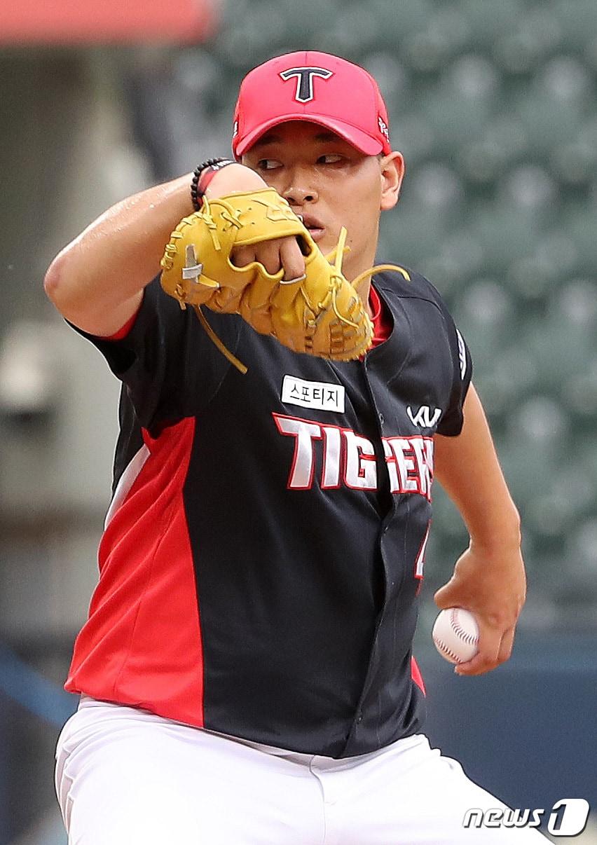 본문 이미지 - 18일 오후 서울 잠실야구장에서 열린 프로야구 2021 신한은행 SOL KBO리그 KIA타이거즈와 LG트윈스의 경기에서 KIA선발투수 김유신이 역투하고 있다. 2021.6.18/뉴스1 ⓒ News1 박지혜 기자