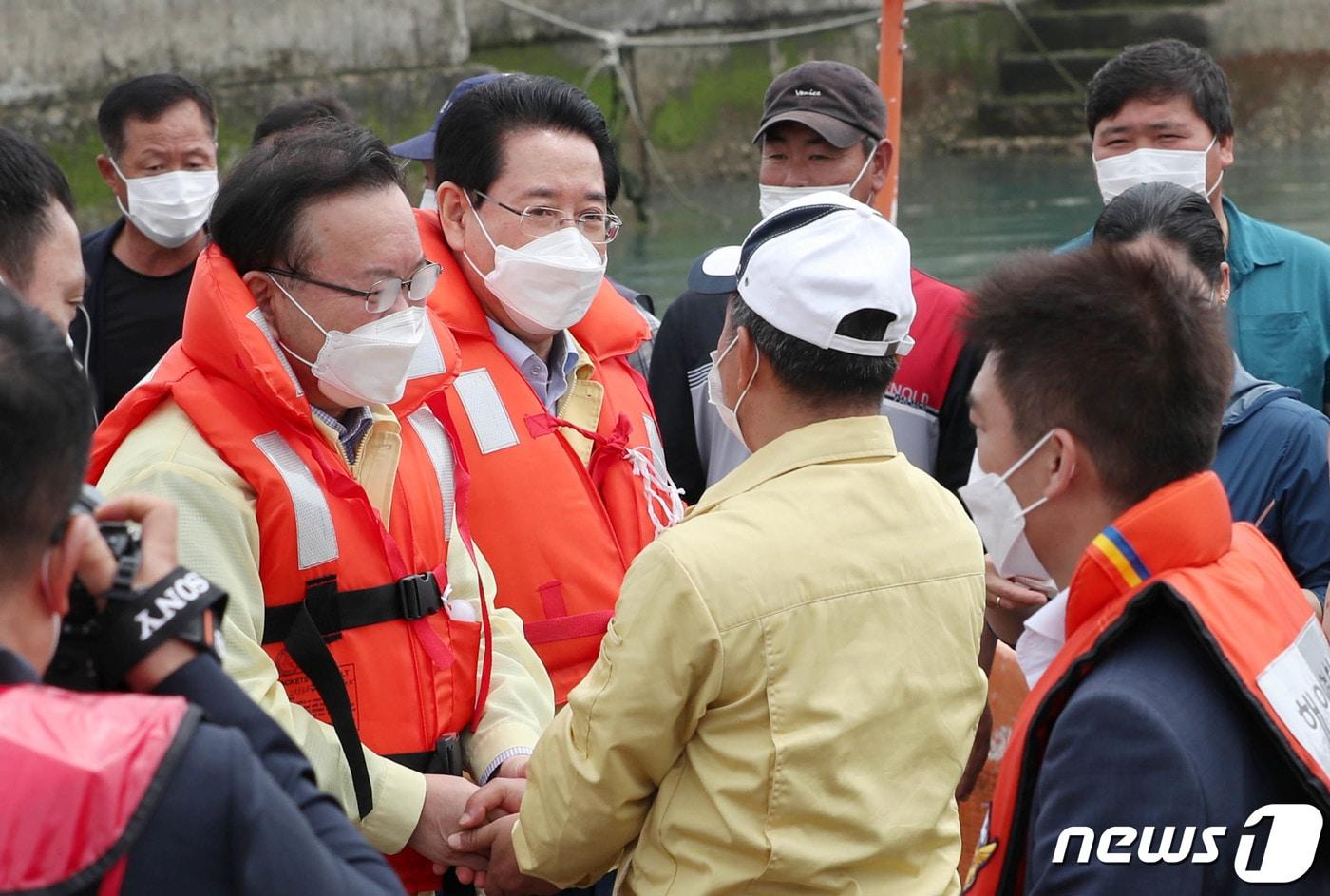 본문 이미지 - 김부겸 국무총리와 김영록 전라남도지사가 19일 오전 도서지역 코로나19 백신접종 현장점검을 위해 진도군 관매도를 방문, 주민들과 인사를 나누고 있다.(전남도 제공) 2021.6.19/뉴스1 ⓒ News1 전원 기자