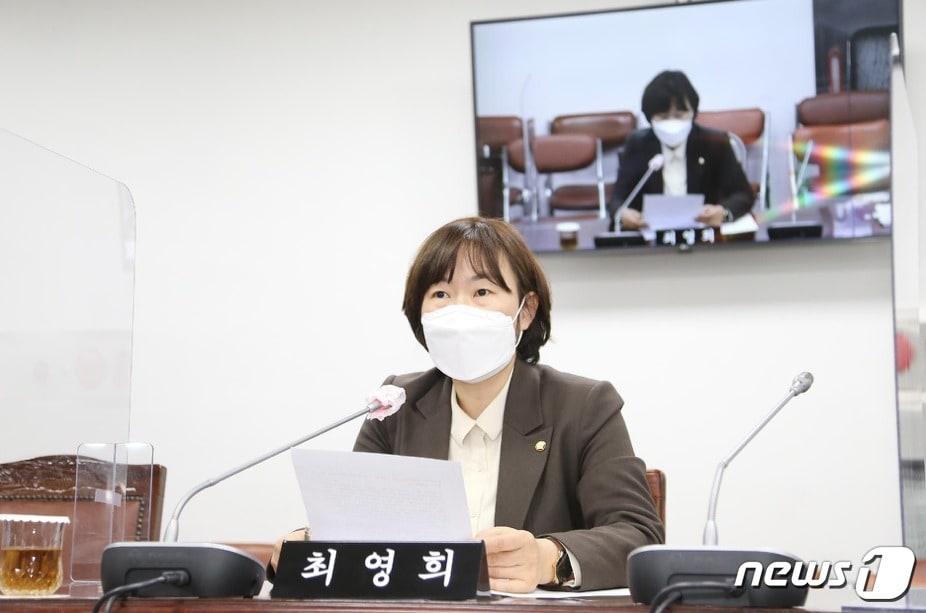 본문 이미지 - 개인정보보호위원회가 최영희 창원시의원이 요구한 사파·가음정지구 개발사업 일대 토지보상금액 공개를 거절했다. 사진은 최 의원이 지난 4월 열린 제103회 경제복지여성위원회 회의에 참석한 모습. ⓒ 뉴스1 김다솜 기자