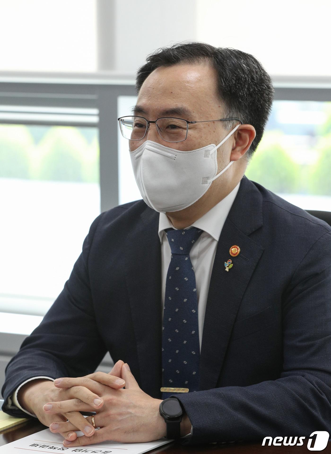 본문 이미지 - 문승욱 산업통상자원부 장관이 2일 서울 마포구 한국중견기업연합회를 방문해 강호갑 중견련 회장과 대화하고 있다. 문 장관은 이 자리에서 "정부가 기업의 성장디딤돌을 착실하게 쌓고 허리가 튼튼한 한국 경제의 든든한 버팀목인 중견기업을 뒷받침하겠다＂고 말했다. 2021.6.2/뉴스1 ⓒ News1 신웅수 기자