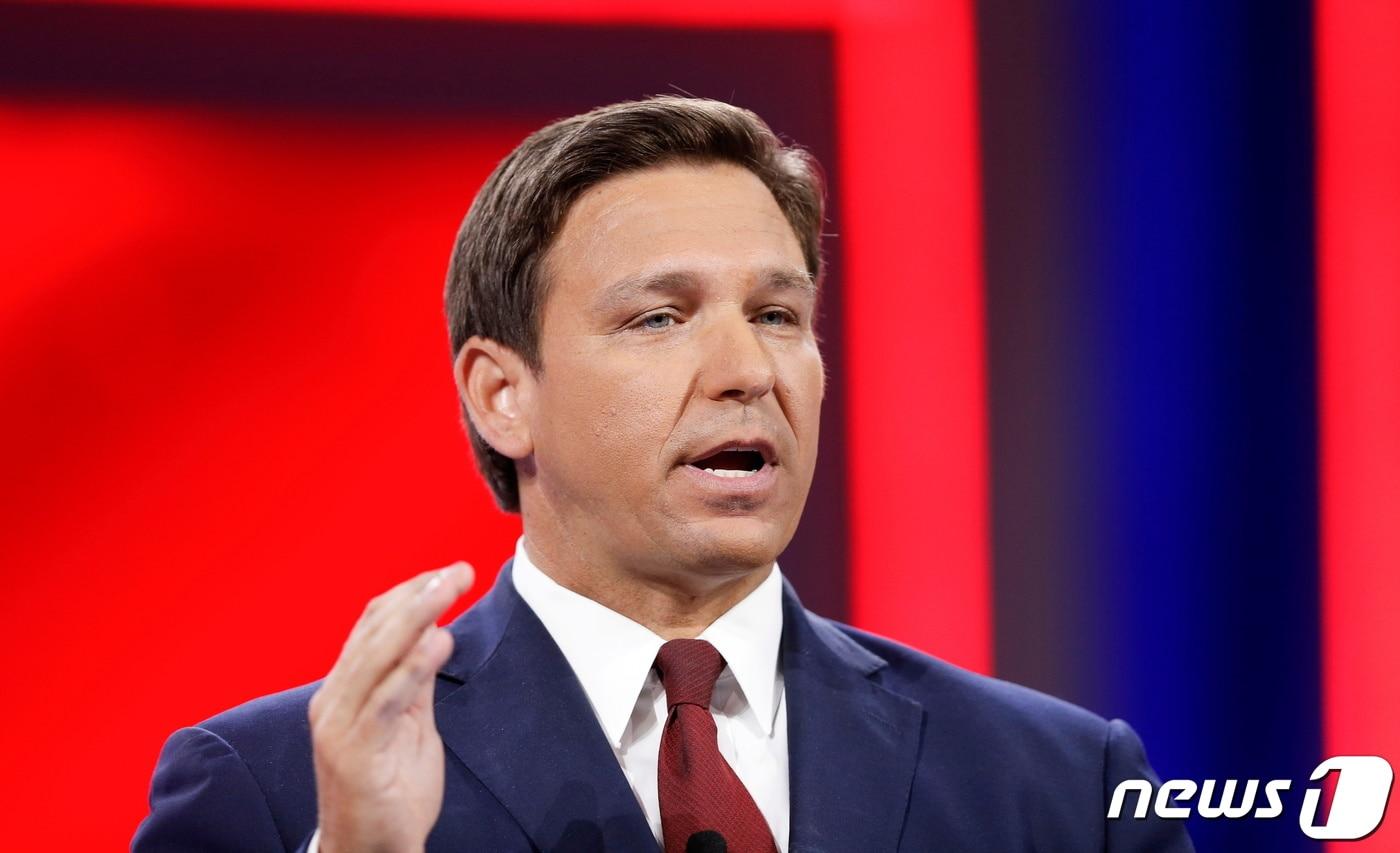 본문 이미지 - 론 드산티스 플로리다 주지사가 1일(현지시간) 공립학교를 다니느 트랜스젠더 여성들의 스포츠 대회 참가를 금지하는 법안에 서명했다. ⓒ 로이터=뉴스1 ⓒ News1 원태성 기자