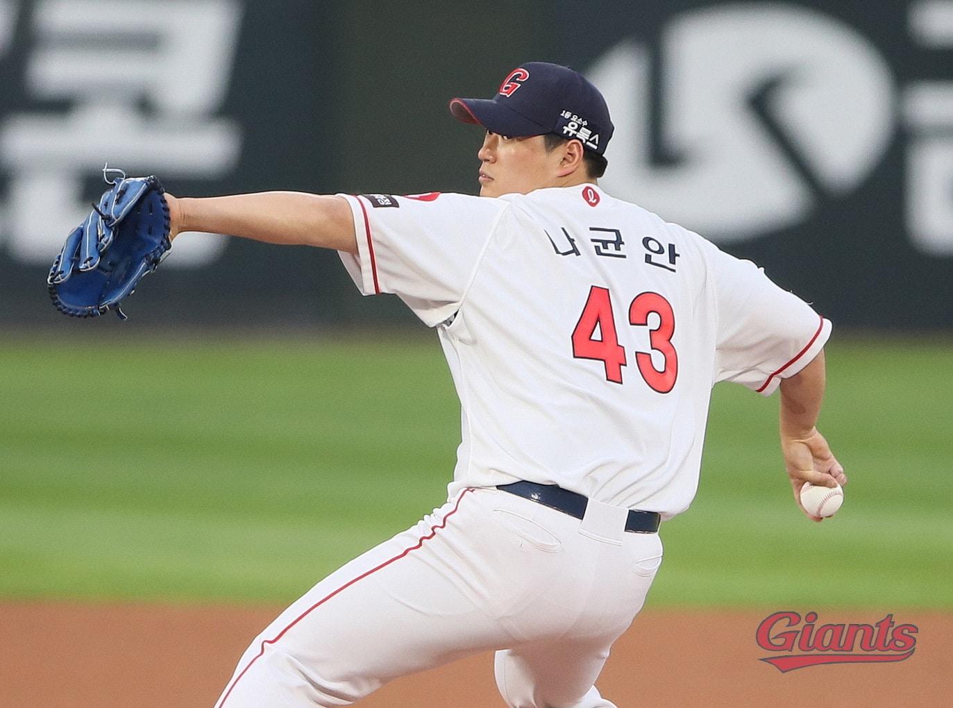 본문 이미지 - 나균안은 투수로 포지션을 바꾸고 1년 만에 1군 무대에서 승리를 거뒀다.(롯데 자이언츠 제공) ⓒ 뉴스1