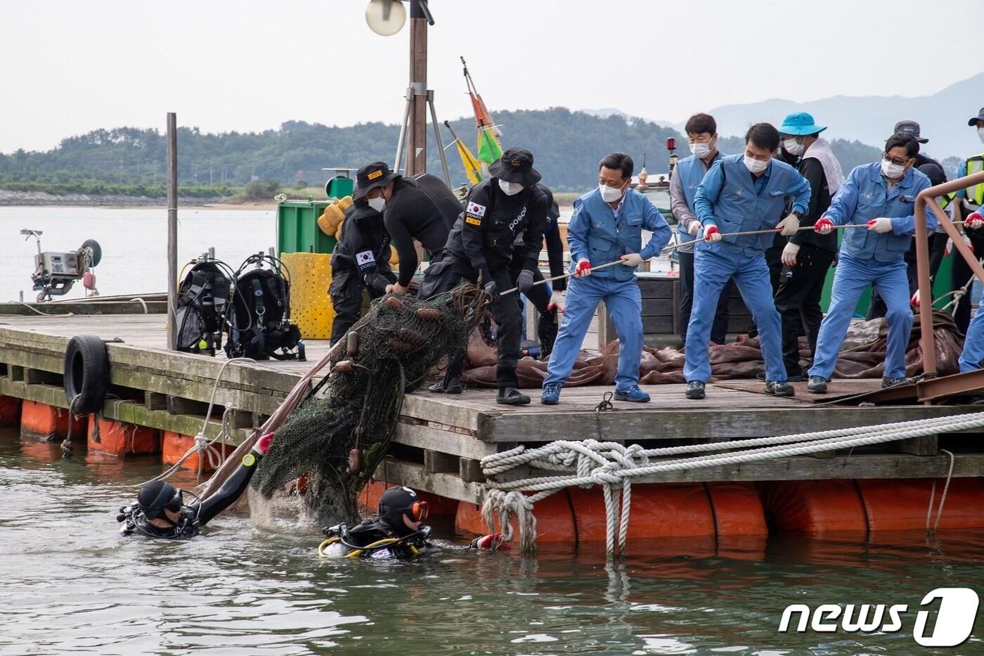 본문 이미지 - 광양제철소 임직원들이 진월면 망덕포구에서 폐그물을 수거하는 해양환경정화 봉사를 펼쳤다.(광양제철소 제공)2021.6.2/ⓒ 뉴스1