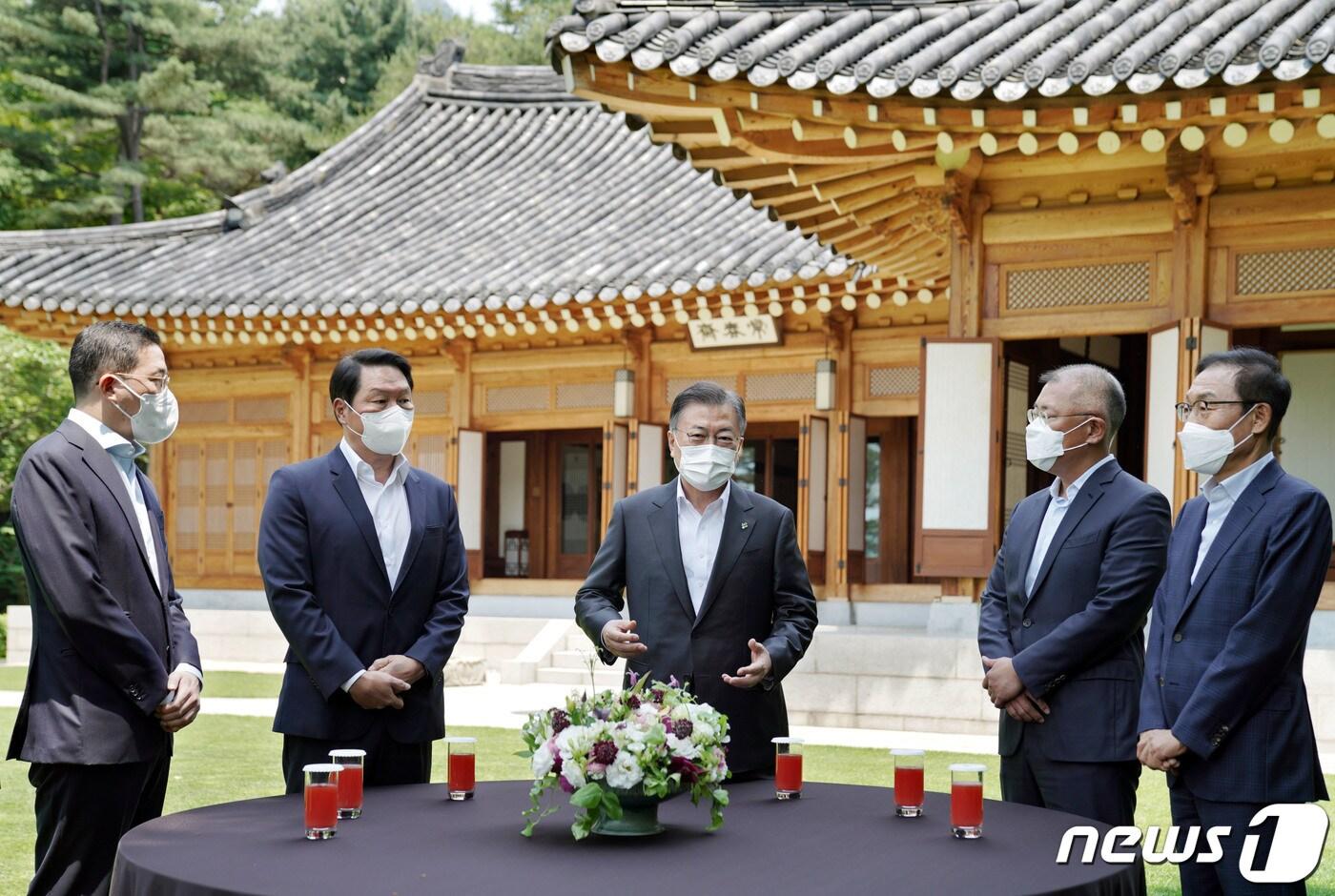 본문 이미지 - 문재인 대통령이 2일 청와대 상춘재에서 열린 4대 그룹 대표 초청 간담회에 앞서 참석자들과 환담하고 있다. 왼쪽부터 구광모 LG그룹 회장, 최태원 SK그룹 회장, 문 대통령, 정의선 현대자동차그룹 회장, 김기남 삼성전자 부회장. 2021.6.2/뉴스1 ⓒ News1 이광호 기자