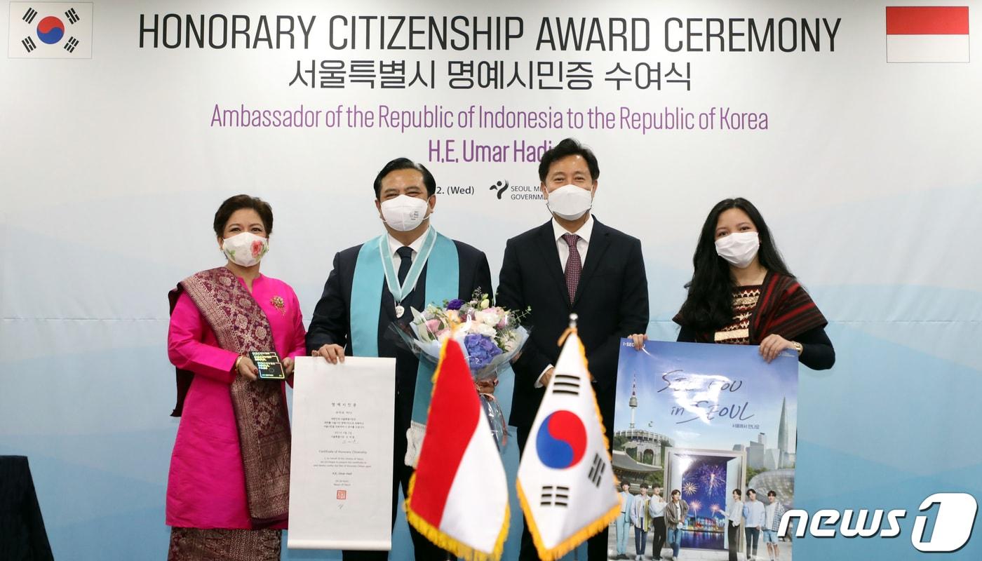 본문 이미지 - 오세훈 서울시장이 2일 서울 중구 시청사 영상회의실에서 우마르 하디 주한인도네시아 대사와 가족에게 명예시민증을 전달하고 기념촬영을 하고 있다. 2021.6.2/뉴스1 ⓒ News1 김명섭 기자