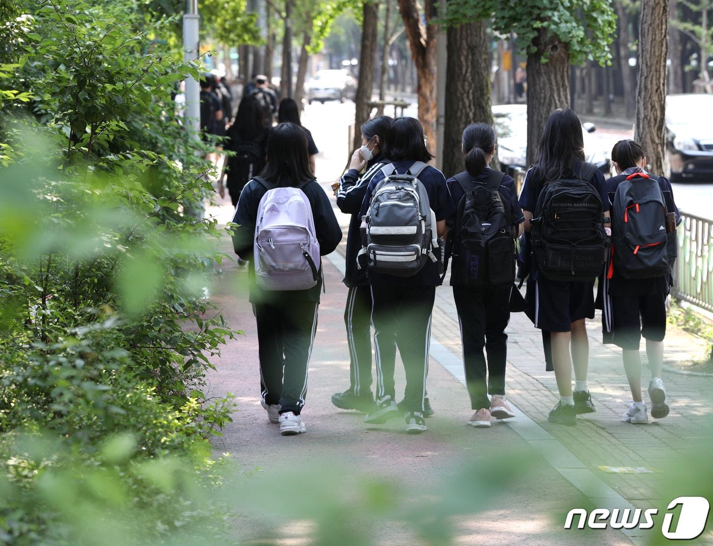 본문 이미지 - 지난 2일 서울의 한 중학교에서 학생들이 하교를 하고 있다./뉴스1 ⓒ News1 신웅수 기자