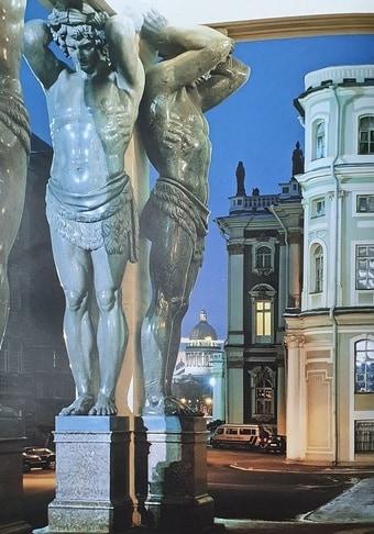 본문 이미지 - 신에르미타지의 아틀라스 출입구에서 본 거인상. 조성관 작가 제공