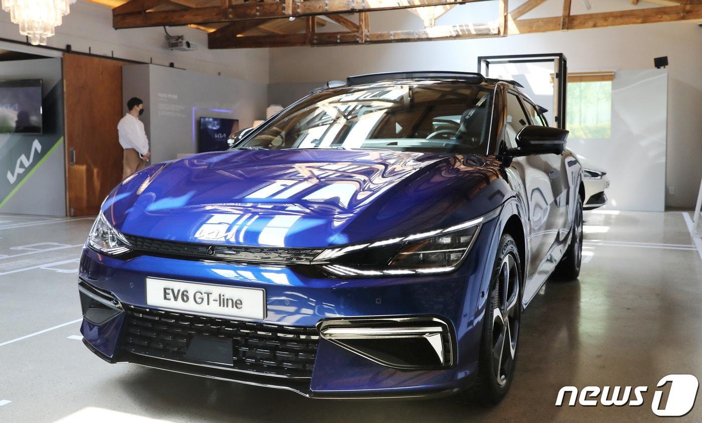 기아가 지난 2일 오후 서울 성동구 코사이어티 서울숲점에서 쇼케이스를 갖고 전용 전기차 EV 시리즈의 첫 모델 'EV6'를 공개했다. EV6는 신규 디자인 철학을 형상화한 내·외장 디자인으로 국내 최초 3.5초의 0-100㎞/h 가속시간(GT 모델 기준)을 보인다. 또한 800V 충전이 가능한 급속 충전 시스템, 이동하는 에너지 저장장치(ESS) 개념의 V2L(Vehicle To Load) 등 고객 중심의 첨단 안전·편의사양 등이 적용됐다. 2021.6.3/뉴스1 ⓒ News1 임세영 기자