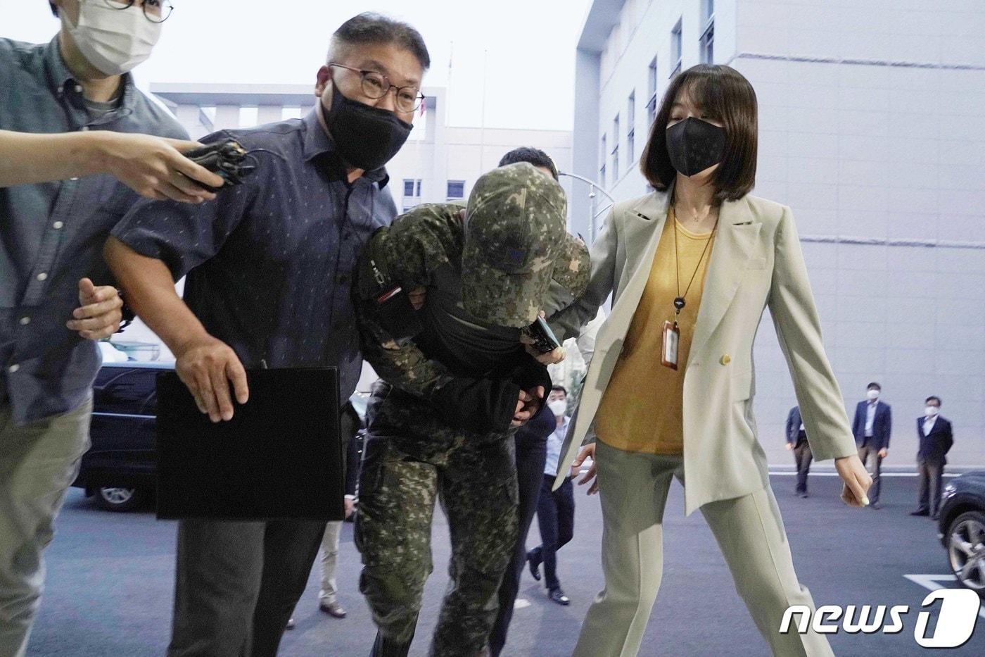 '성추행 피해 공군 부사관 사망사건' 가해자인 공군 장모 중사가 지난 2일 서울 용산구 국방부 보통군사법원에서 열린 영장실질심사에 출석하고 있다. (국방부 제공) 2021.6.2/뉴스1 ⓒ News1 이성철 기자