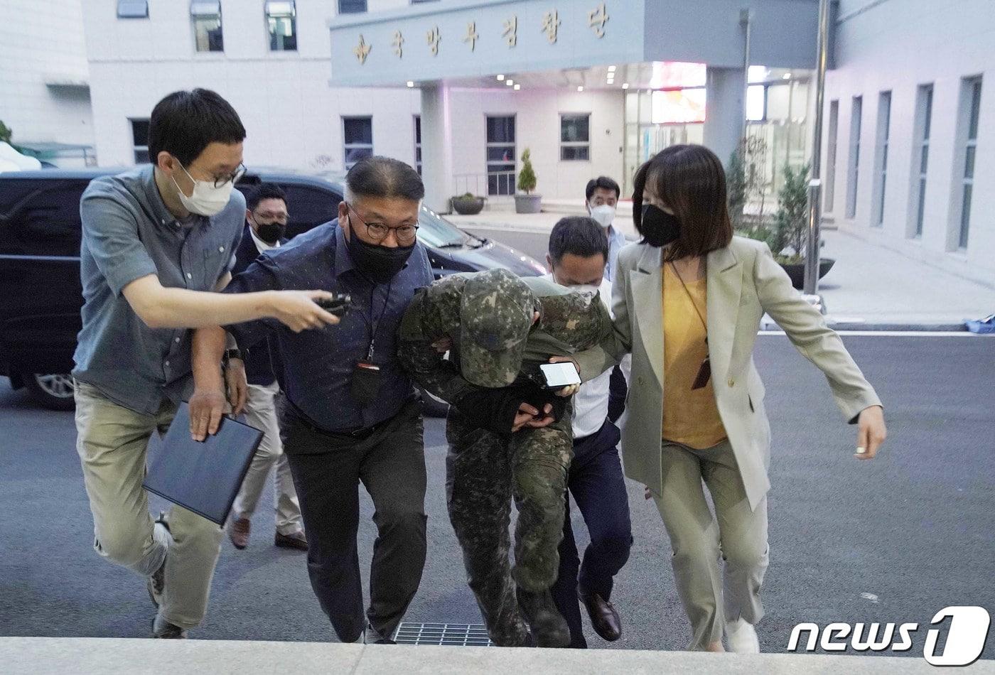 본문 이미지 - '성추행 피해 공군 부사관 사망사건' 가해자인 공군 장모 중사가 지난해 6월2일 서울 용산구 국방부 보통군사법원에서 열린 영장실질심사에 출석하고 있다. (국방부 제공) 2021.6.2/뉴스1 ⓒ News1 이성철 기자