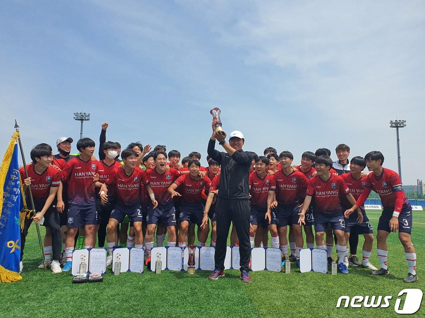 본문 이미지 - 한양공고가 2일 경북 안동시에서 열린 제45회 문화체육부장관기 전국 고교 축구대회에서 우승한 뒤 승리를 자축하고 있다.(한양대 제공)/뉴스1 ⓒ 뉴스1