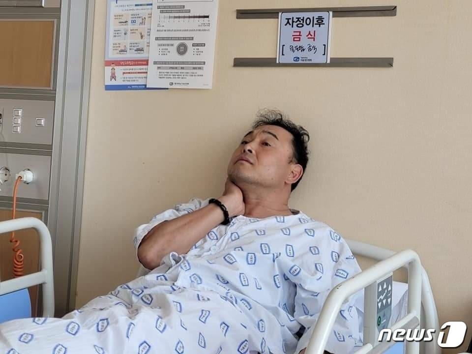 본문 이미지 - 희귀 질환으로 최근에 수술을 받은 '국민 마라토너' 이봉주(51)의 건강해진 근황. (박상돈 천안시장 페이스북 캡처)2021.6.20/뉴스1
