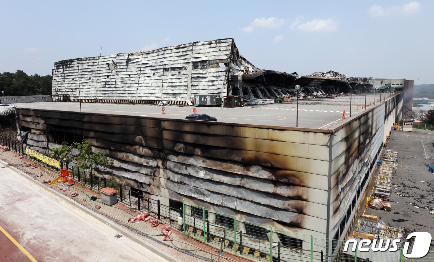 본문 이미지 - 최근 3년간 경기도내 물류단지(물류창고) 화재가 27건 발생해 10명의 사상자와 5500억원대의 재산피해를 낸 것으로 나타났다. 사진은 이천 쿠팡 물류센터 화재 현장./뉴스1 ⓒ News1 김명섭 기자