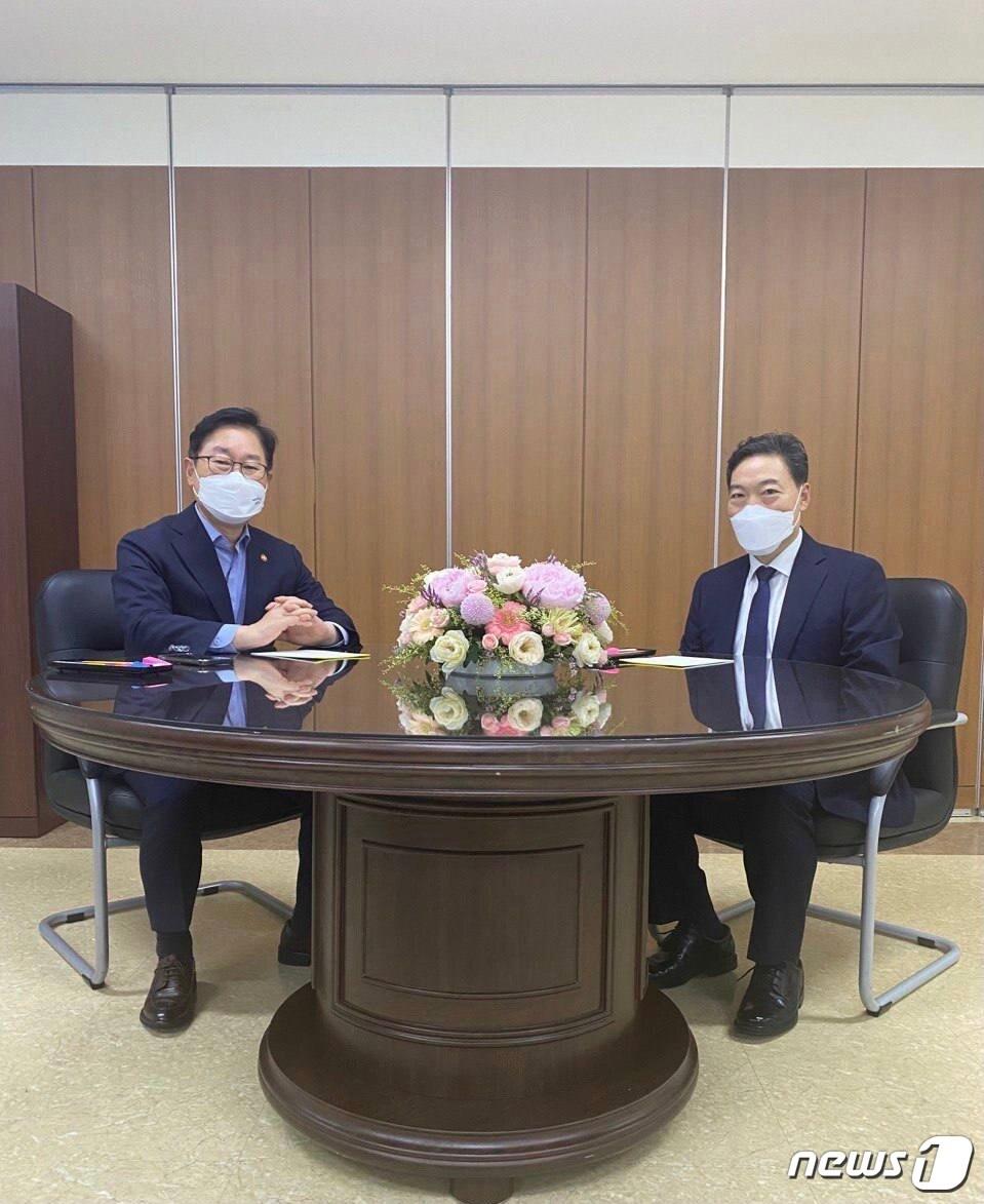 본문 이미지 - 박범계 법무부 장관(왼쪽)과 김오수 검찰총장이 20일 서울 서초구 서울고검 청사에서 검찰 직제개편안과 중간간부 인사를 논의하고 있다.(법무부 제공)/뉴스1