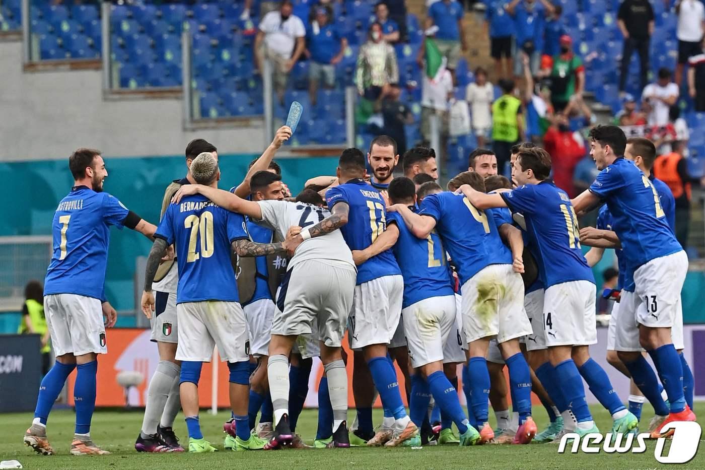 3연승으로 16강에 오른 이탈리아 선수들이 기뻐하고 있다. ⓒ AFP=뉴스1